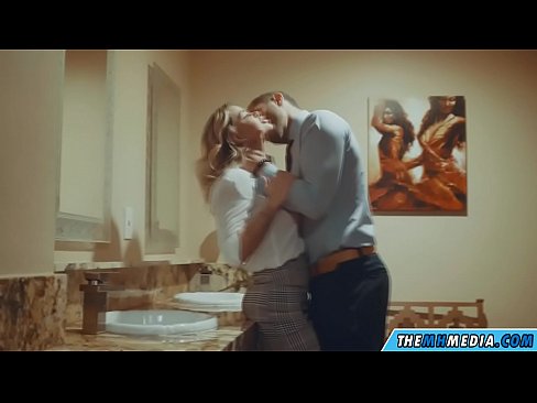 ❤️ Khi một cô gái tóc vàng busty quyến rũ bạn trong một nhà vệ sinh công cộng Beautiful porn tại chúng tôi